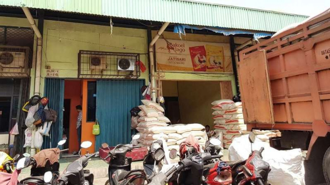 Suasana di Toko Jatisari di Pasar Beras Induk Cipinang.