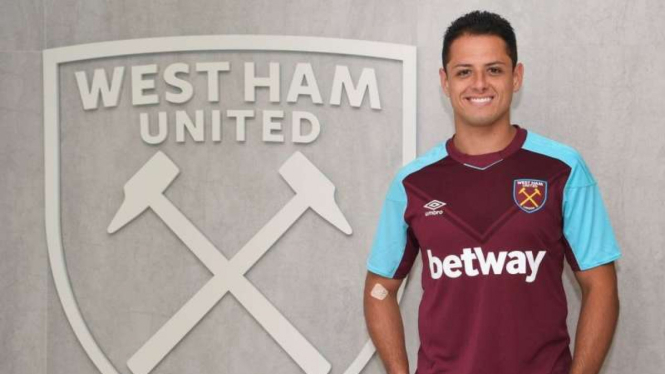 Penyerang baru West Ham United, Javier Hernandez.