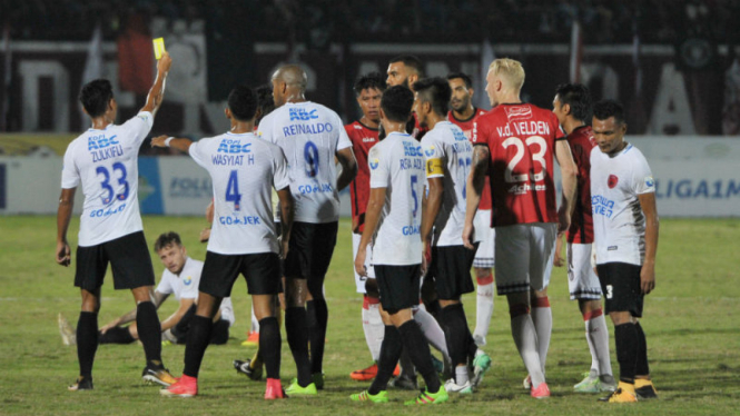 Bek PSM Makassar, Zulkifli Syukur, kartu kuning wasit Djumadi Effendi