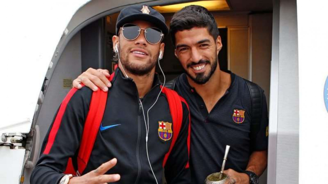 Penyerang Barcelona, Neymar (kiri)