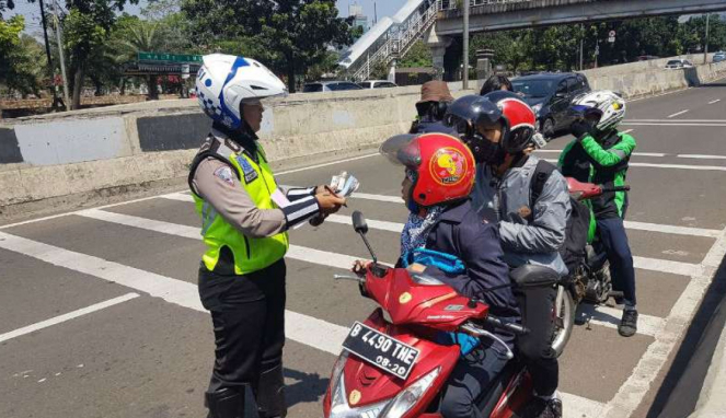 Ilustrasi polisi razia pengendara motor.