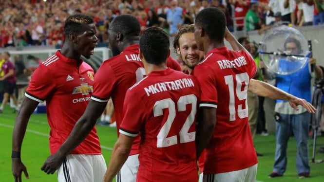 Para pemain Manchester United merayakan gol Romelu Lukaku (kedua dari kiri)