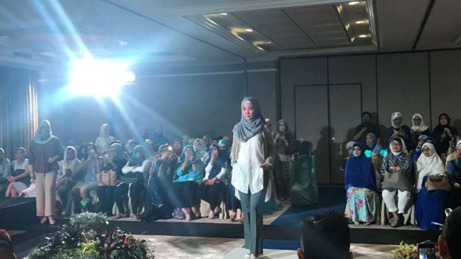 Peragaan busana muslim Hijab Fashion Clinic Aqua Japan