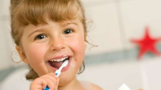 Anak menyikat gigi