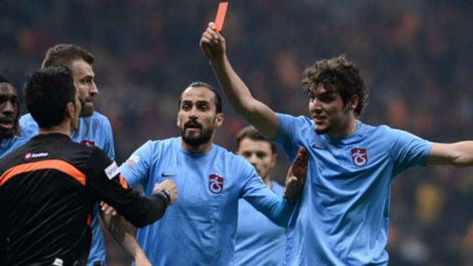 Pemain Trabzonspor, Salih Dursun mengganjar wasit dengan kartu merah