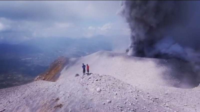 Dua turis asing saat pose di puncak Gunung Sinabung.