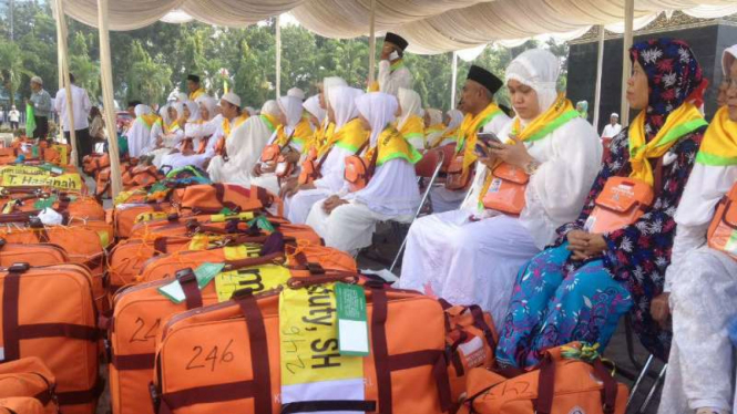 Para calon haji kloter pertama asal Kota Medan tiba di Asrama Haji di Medan, Sumatera Utara, pada Rabu, 27 Juli 2017.