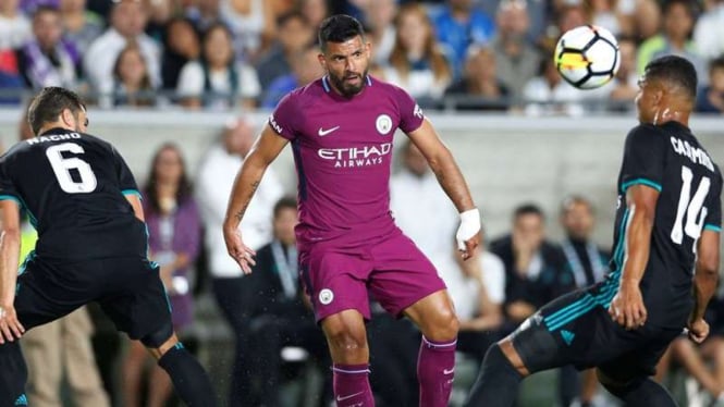 Penyerang Manchester City, Sergio Aguero (tengah)