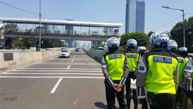 Polisi berjaga di Jalan Layang Non Tol Casablanca, Jakarta Selatan.