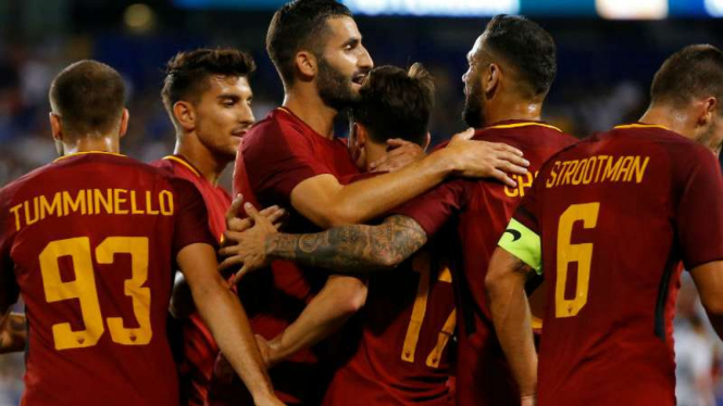 Para pemain AS Roma rayakan gol