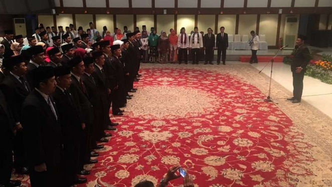 Gubernur DKI Jakarta, Djarot Saiful Hidayat melantik 60 juru sita.
