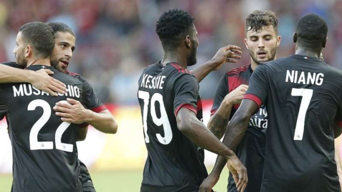 Para pemain AC Milan merayakan kemenangan