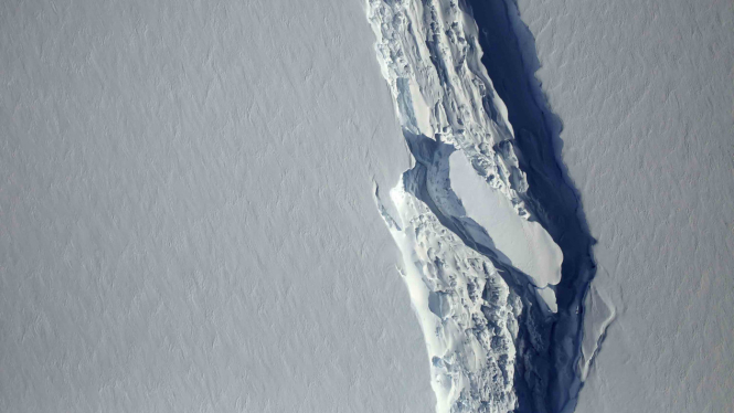 sorot antariksa - es antartika - es meleleh.