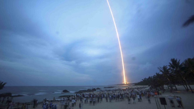 Puluhan warga melihat peluncuran roket dari Wenchang Satellite Launch Center di Wenchang, provinsi Hainan, China