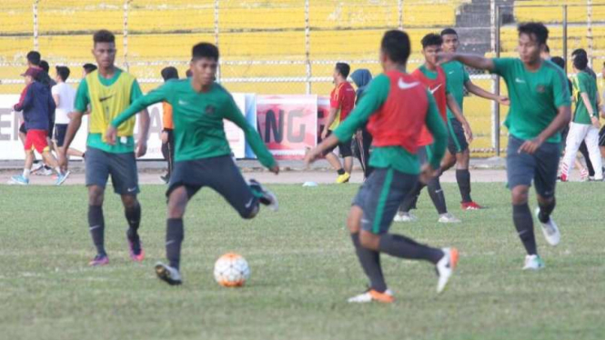 Timnas Indonesia U-19 latihan di Padang.