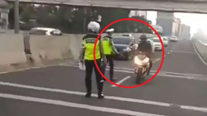 Polisi biarkan motor gede melintas di Flyover Casablanca.