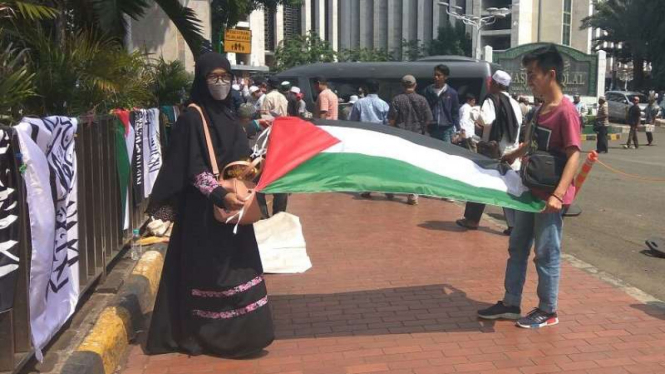 Massa HTI sudah tiba di Masjid Istiqlal.