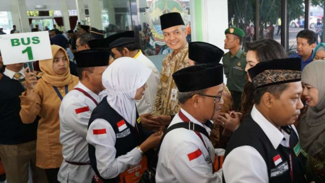 Gubernur Jawa Tengah Ganjar Pranowo melepas keberangkatan jemaah calon haji kloter pertama provinsi itu di Asrama Haji Donohudan, Boyolali, pada Jumat, 28 Juli 2017.