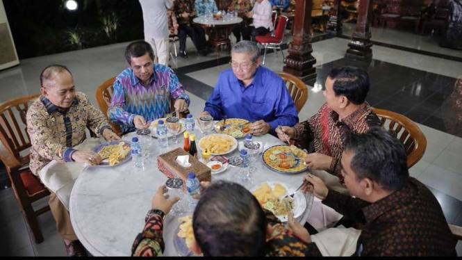  Presiden Susilo Bambang Yudhoyono menyantap nasi goreng bersama Ketua Umum Partai Gerindra Prabowo Subianto di kediamannya, Kamis (27/7/2017)