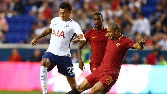 Gelandang Tottenham Hotspur, Dele Alli (kostum putih)