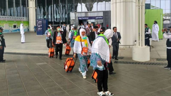 Jemaah haji kloter pertama saat di Bandara Madinah