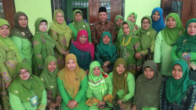 Fandi Utomo bertemu Khofifah Indar Parawansa di acara Muslimat NU Surabaya beberapa waktu lalu.