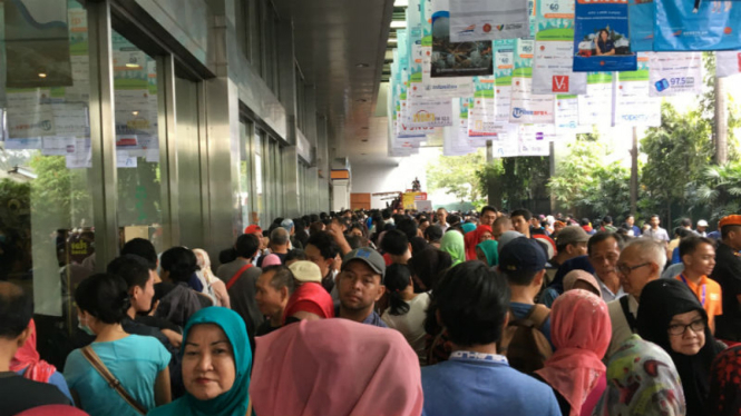 Ribuan warga antre masuk KAI travel fair di JCC Senayan