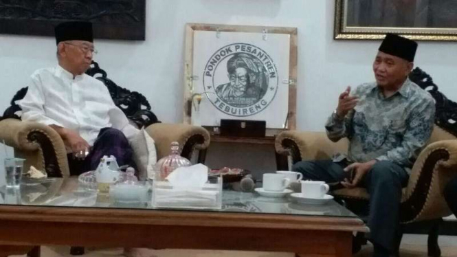 Ketua Komisi Pemberantasan Korupsi, Agus Rahardjo (kanan), menemui Salahuddin Wahid alias Gus Solah, pengasuh Pesantren Tebuireng di Jombang, Jawa Timur, pada Sabtu, 29 Juli 2017.