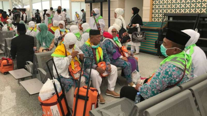 Jemaah calon haji Indonesia di Bandara Madinah