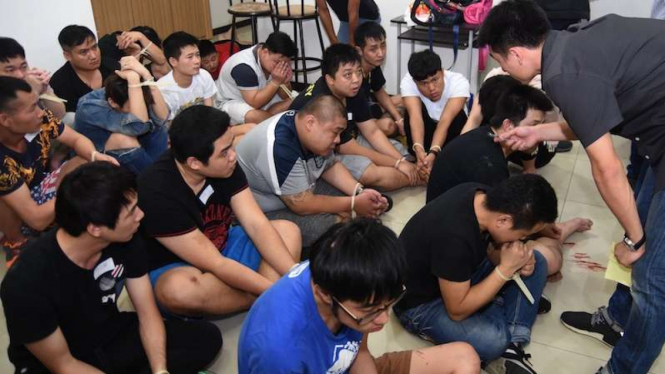 Tersangka sindikat penipu dan pemeras online asal China dan Taiwan ditangkap di Surabaya.