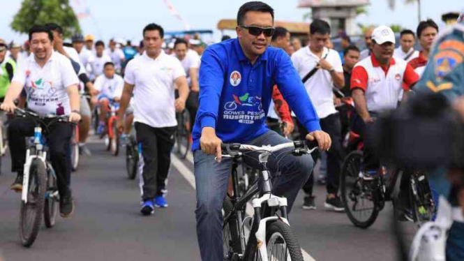 Menpora Imam Nahrawi dalam Gowes Pesona Nusantara Manado.