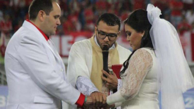 Rodrigo dan Glauce, menikah di tengah pertandingan sepakbola