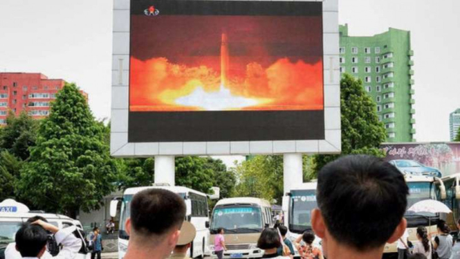 Warga Korea Utara menyaksikan peluncuran rudal ICBM melalui layar elektronik dua pekan lalu.