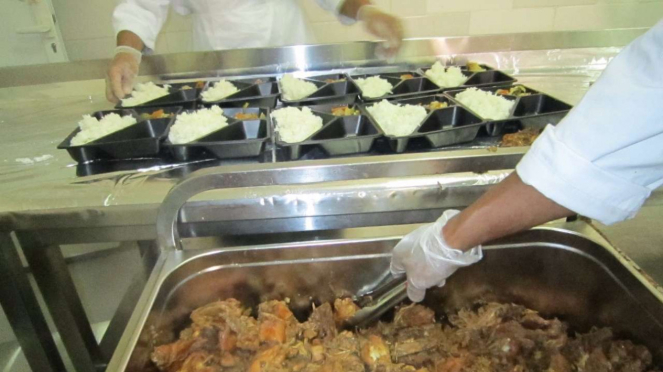 Pengolahan makanan untuk katering jemaah haji Indonesia.