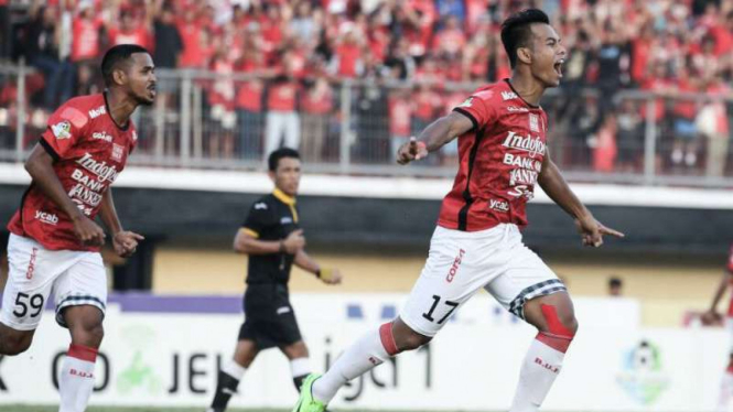 Pemain Bali United rayakan gol