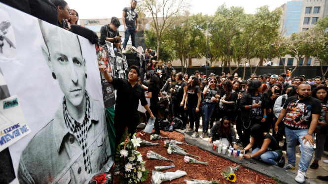 Fans berkerumun di monumen Revolucion, Meksiko, untuk mengenang Chester Benningt