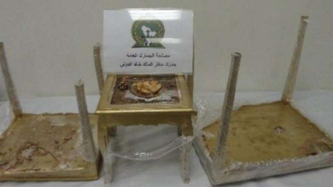 Narkoba yang disimpan dalam meja bertuliskan ayat Al Quran.