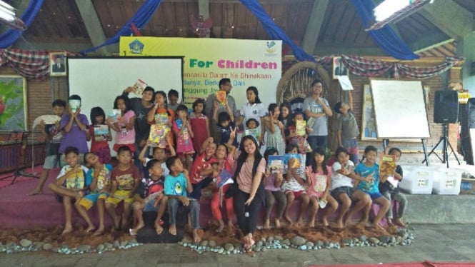 Komunitas Rotaract Bali Taman hibur anak-anak di rumah singgah.