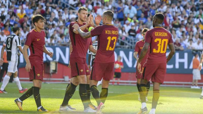 Pemain AS Roma, Edin Dzeko dan Aleksandar Kolarov, rayakan gol.