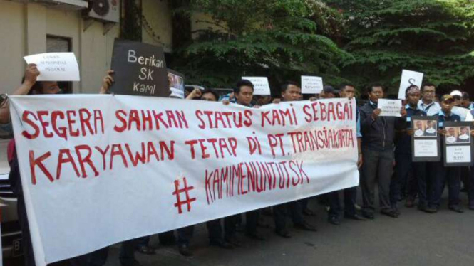 Ratusan pegawai TransJakarta mengadu ke Komnas HAM, Senin, 31 Juli 2017.