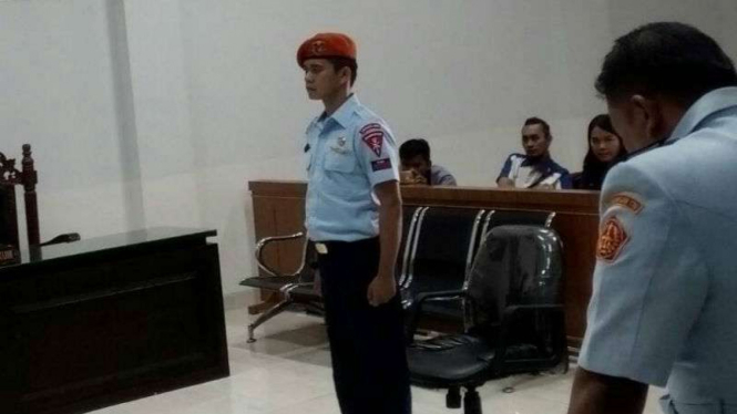 Prajurit Satu Rommel Sihombing, terdakwa penganiyaan wartawan, saat menjalani sidang di Pengadilan Militer I Medan, Sumatera Utara.