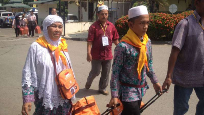 Amir Hasan Martua Lubis, calon haji termuda asal Sumatera Utara, bersama ibunya di Asrama Haji Medan pada Senin, 31 Juli 2017.