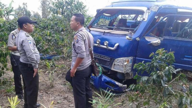 Kondisi bus berpenumpang 36 orang pelajar yang terjatuh di dalam jurang sedalam 30 meter di Kabupaten Samosir Sumatera Utara, Senin (31/7/2017).