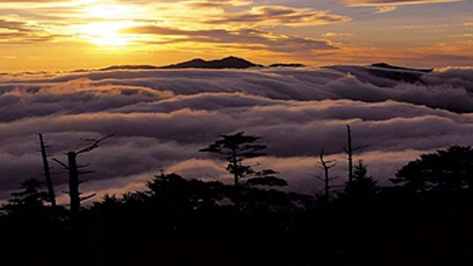 Pemandangan matahari terbit di Cheonwangbong Peak