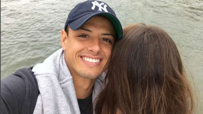 Javier 'Chicharito' Hernandez bersama wanita misterius