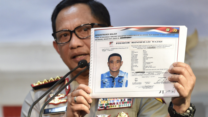 Kapolri Jenderal Tito Karnavian menunjukkan foto orang yang diduga sebagai penyerang Novel Baswedan.