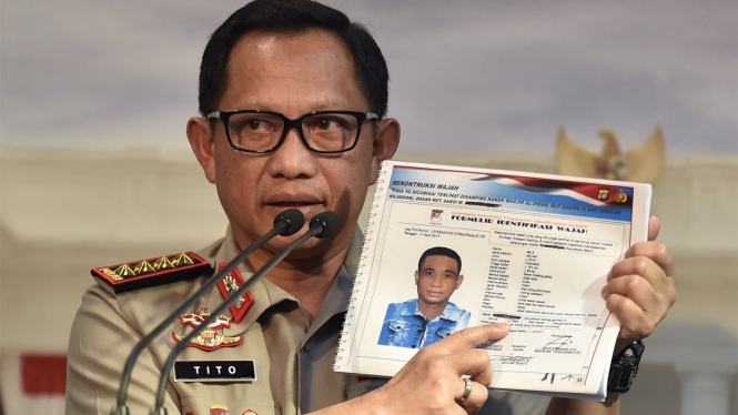 Kapolri Jenderal Tito Karnavian menunjukkan sketsa wajah terduga pelaku penyerangan terhadap penyidik KPK Novel Baswedan.