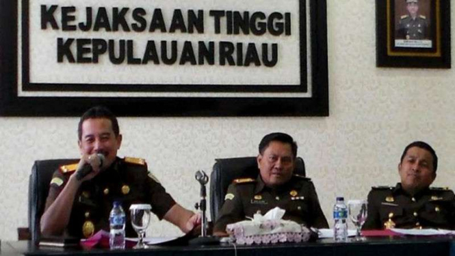 Kepala Kejaksaan Tinggi Kepulauan Riau, Yunan Harjaka, didampingi wakilnya Asri Agung Putra dalam konferensi pers pada Selasa, 1 Agustus 2017.