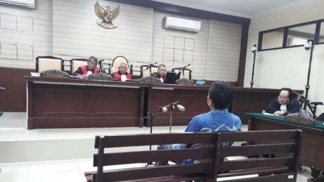 Terdakwa Bambang Irianto usai sidang di Pengadilan Tipikor Surabaya, Jawa Timur, pada Selasa, 1 Agustus 2017.