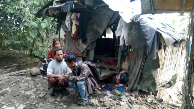 Sarbini (52), duda yang tinggal di dalam sebuah kandang kambing bersama 12 orang anaknya di Desa Dukuh Kabupaten Serang Banten, Selasa (1/8/2017)
